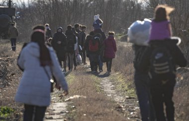 01 Mart 2020, Edirne, Türkiye ve Göçmenler Yunan tarafına girmek ve Avrupa 'ya girmeye çalışmak için Türkiye-Yunanistan sınırına yürüdüler.