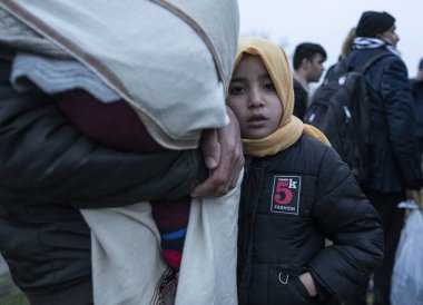 29 Şubat 2020, Edirne, Türkiye ve Göçmenler Yunan tarafına girmek ve Avrupa 'ya girmeye çalışmak için Türkiye-Yunanistan sınırında bekliyorlar.
