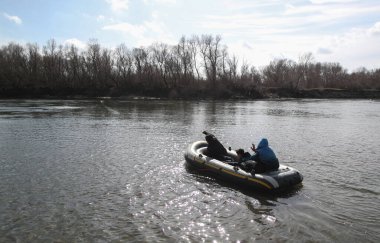 29 Şubat 2020 'de, Edirne, Türkiye ve göçmenler Yunanistan sınırına girmek ve Avrupa' ya girmek için Evros (Meriç) Nehri 'ni geçmeye çalışırken bir teknede.