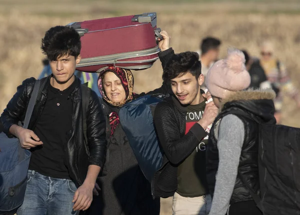 28 Şubat 2020, Edirne, Türkiye ve Göçmenler Yunan tarafına geçmek ve Avrupa 'ya girmeye çalışmak için Türkiye-Yunanistan sınırına yürüdüler.