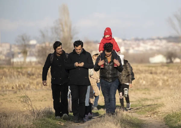 01 Mart 2020, Edirne, Türkiye ve Göçmenler Yunan tarafına girmek ve Avrupa 'ya girmeye çalışmak için Türkiye-Yunanistan sınırına yürüdüler.