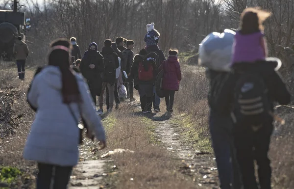 01 Mart 2020, Edirne, Türkiye ve Göçmenler Yunan tarafına girmek ve Avrupa 'ya girmeye çalışmak için Türkiye-Yunanistan sınırına yürüdüler.