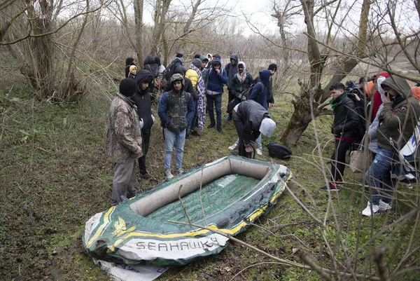 29 Şubat 2020, Edirne, Türkiye ve Göçmenler, Yunanistan sınırına girmek ve Avrupa 'ya girmek için Evros (Meriç) Nehri' ni geçmeye çalışırken bir tekne hazırlıyorlar..