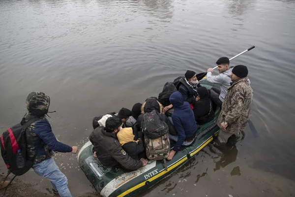 29 Şubat 2020, Edirne, Türkiye ve Göçmenler, Yunanistan sınırına girmek ve Avrupa 'ya girmek için Evros (Meriç) Nehri' ni geçmeye çalışırken bir tekne hazırlıyorlar..