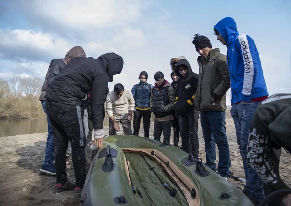 29 Şubat 2020, Edirne, Türkiye ve Göçmenler, Yunanistan sınırına girmek ve Avrupa 'ya girmek için Evros (Meriç) Nehri' ni geçmeye çalışırken bir tekne hazırlıyorlar..