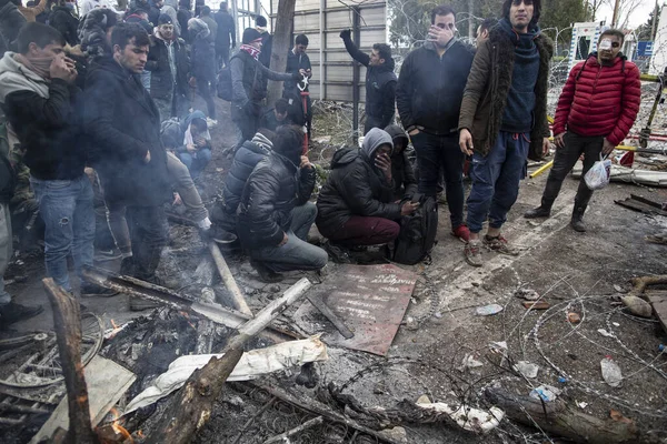 29 Şubat 2020, Edirne, Türkiye ve Göçmenler Yunan tarafına girmek ve Avrupa 'ya girmeye çalışmak için Türkiye-Yunanistan sınırında bekliyorlar.