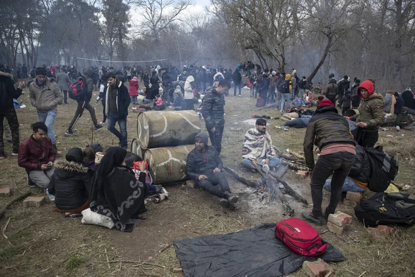 Fevereiro 2020 Edirne Turquia Migrantes Esperam Redor Fronteira Turquia Grécia — Fotografia de Stock