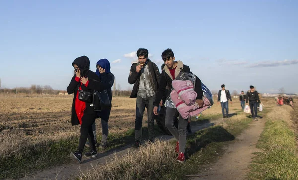 01 Mart 2020, Edirne, Türkiye ve Göçmenler Yunan tarafına girmek ve Avrupa 'ya girmeye çalışmak için Türkiye-Yunanistan sınırına yürüdüler.