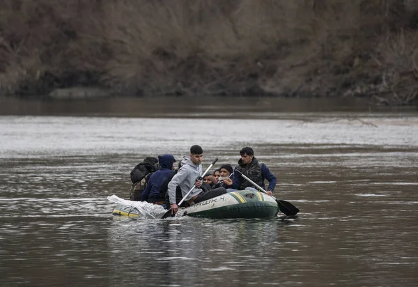 29 Şubat 2020 'de, Edirne, Türkiye ve göçmenler Yunanistan sınırına girmek ve Avrupa' ya girmek için Evros (Meriç) Nehri 'ni geçmeye çalışırken bir teknede.