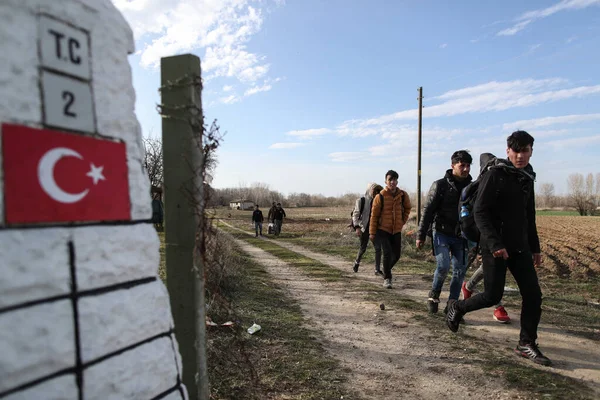 01 Mart 2020, Edirne, Türkiye ve Göçmenler Yunan tarafına girmek ve Avrupa 'ya girmeye çalışmak için Türkiye-Yunanistan sınırına yürüdüler.