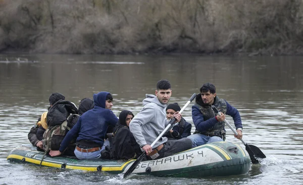 29 Şubat 2020 'de, Edirne, Türkiye ve göçmenler Yunanistan sınırına girmek ve Avrupa' ya girmek için Evros (Meriç) Nehri 'ni geçmeye çalışırken bir teknede.