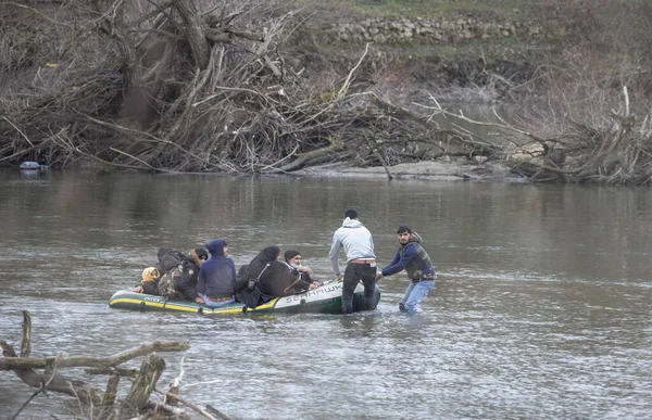 29 Şubat 2020 'de, Edirne, Türkiye ve göçmenler Yunanistan sınırına girmek ve Avrupa' ya girmek için Evros (Meriç) Nehri 'ni geçmeye çalışırken bir teknede.