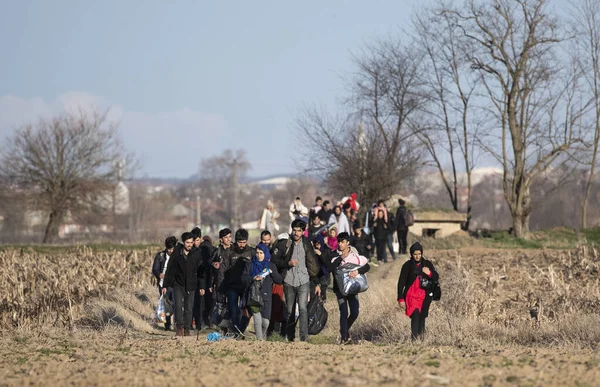 Februar 2020 Edirne Türkei Migranten Gehen Zur Türkisch Griechischen Grenze lizenzfreie Stockbilder