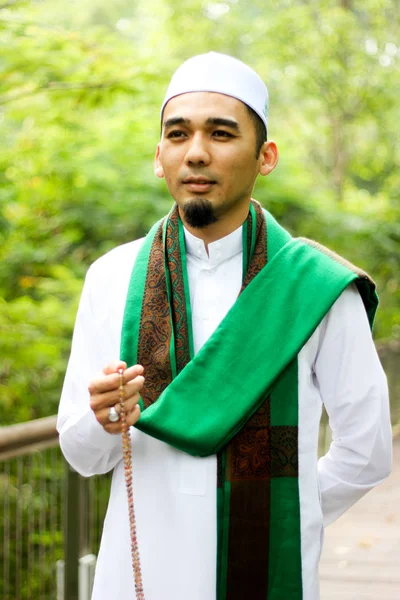 Smiling Muslim Man segurando Tasbih — Fotografia de Stock