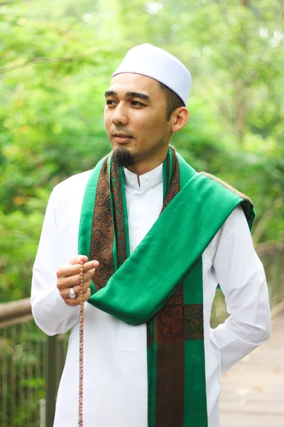 Smiling Muslim Man segurando Tasbih — Fotografia de Stock