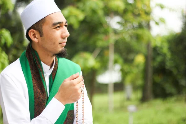 Tasbih を保持しているイスラム教徒の男性の笑顔 — ストック写真
