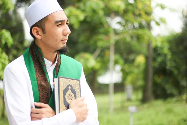 Muslim Man memegang Al-Quran — Stok Foto