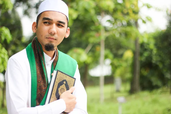 Hombre musulmán sosteniendo Al-Corán —  Fotos de Stock