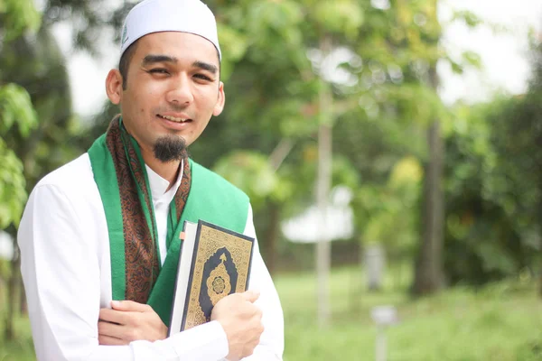 Uomo musulmano in possesso di Al-Corano — Foto Stock