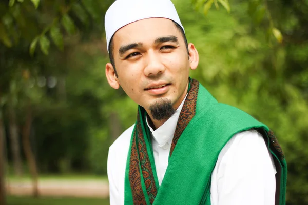 Müslüman erkek gülümseyen 