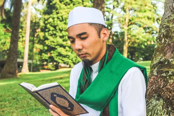 Homme musulman tenant Al-Quran — Photo