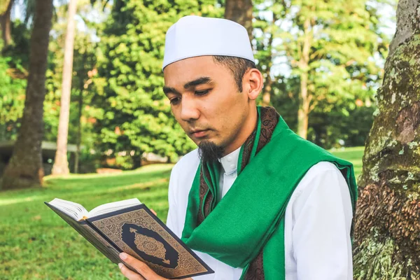 Muslim Man memegang Al-Quran — Stok Foto