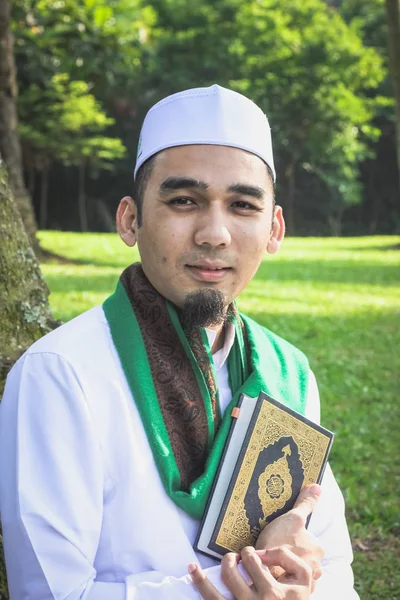 Muszlim férfi tartja Al-Korán — Stock Fotó