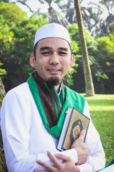 Uomo musulmano in possesso di Al-Corano — Foto Stock