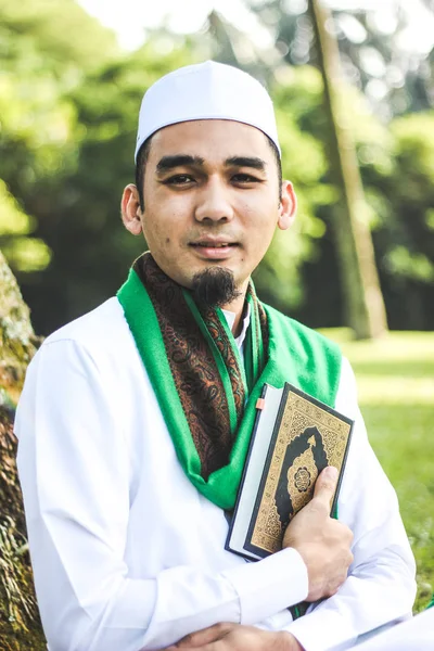 Muslim Man memegang Al-Quran — Stok Foto