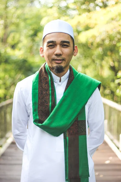 Müslüman erkek gülümseyen  