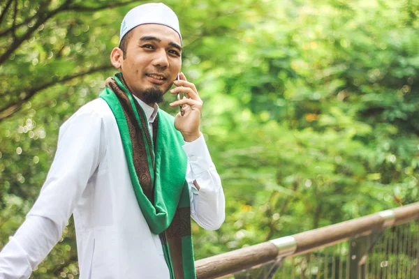 Pria Muslim menggunakan smartphone — Stok Foto