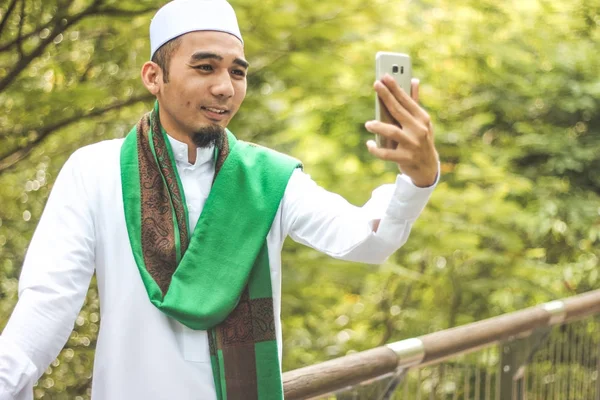 Homem Muçulmano tirando foto selfie — Fotografia de Stock