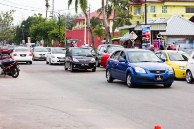 Langkawi. Malezya - 21 Aralık 2013: Pantai Cenang yoğun trafik yolda