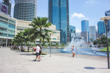 Kuala Lumpur, Malezya - 21 Ekim 2017: bina Suria Klcc dışında yürüyüş ziyaretçi