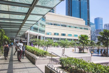 Kuala Lumpur, Malezya - 21 Ekim 2017: bina Suria Klcc dışında yürüyüş ziyaretçi