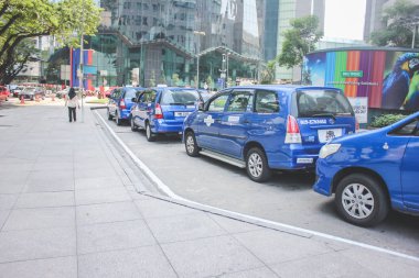 Kuala Lumpur, Malezya - 21 Ekim 2017: Mavi taksi taksi Kuala Lumpur önünde bir grup 