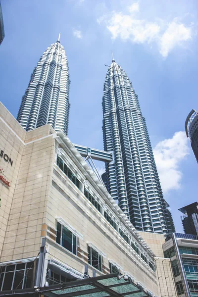 Kuala Lumpur, Malásia - 21 de outubro de 2017: Vista de Petronas Twin Tower e Suria KLCC — Fotografia de Stock