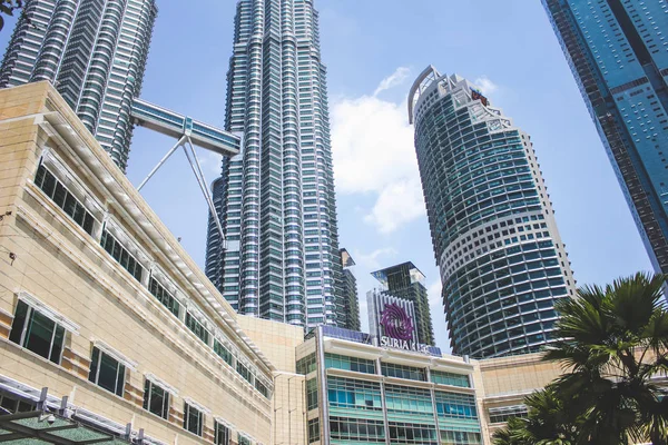 Kuala Lumpur, Malásia - 21 de outubro de 2017: Vista de Petronas Twin Tower e Suria KLCC — Fotografia de Stock