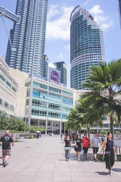 Kuala Lumpur, Malásia - 21 de outubro de 2017: Vista de Petronas Twin Tower e Suria KLCC — Fotografia de Stock