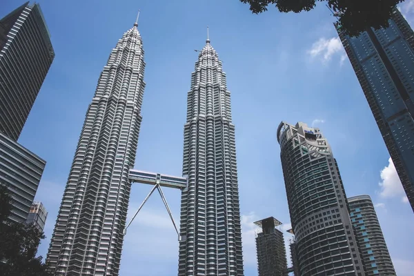 Kuala Lumpur, Malajzia - 2017. október 21.: Nézd a Suria KLCC bevásárlóközponthoz és a Petronas-ikertorony — Stock Fotó