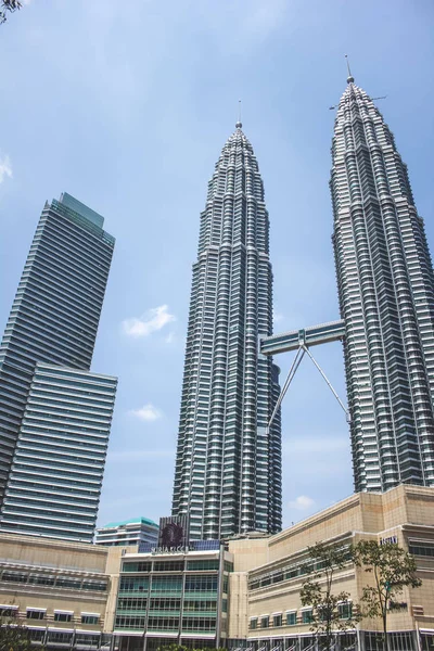 Kuala Lumpur, Malásia - 21 de outubro de 2017: Vista de Petronas Twin Tower e Suria KLCC — Fotografia de Stock