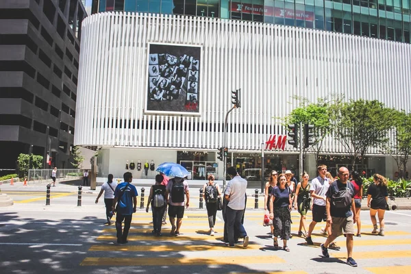 Kuala Lumpur, Malezya - 21 Ekim 2017: Zebra geçiş Avenue K için geçiş turist görünümünü