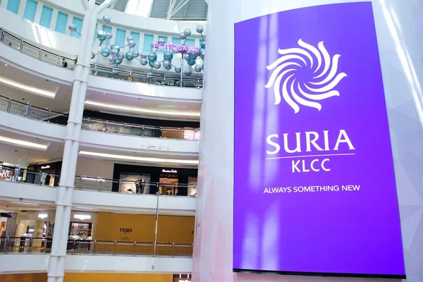 Kuala Lumpur, Malezya - 21 Ekim 2017: Büyük ekran tabela Suria Klcc içinde