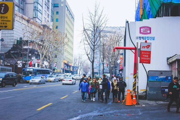 Seoul, Dél-Korea - 2014. December 29.: egy csoport a turisták — Stock Fotó