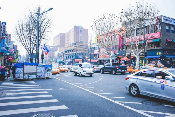 Seoul, Güney Kore - 29 Aralık 2014: işlek cadde ile otomobil ve çeşitli mağazalar