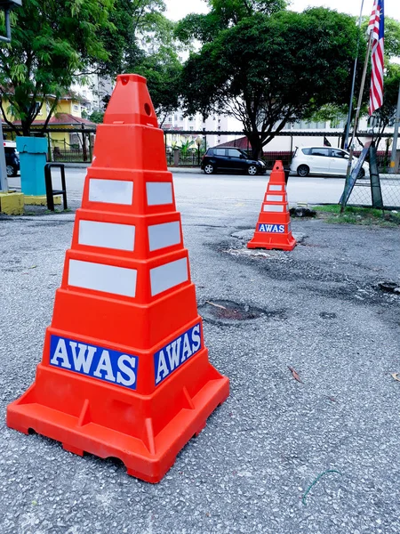 Park yerinde iki trafik koni