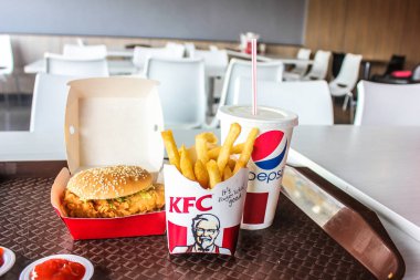 Kuala Kangsar, Malezya - 16 Kasım 2017: Zinger Combo burger kümesi Kfc Kuala Kangsar dallarında hizmet.
