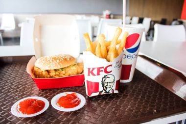 Kuala Kangsar, Malezya - 16 Kasım 2017: Zinger Combo burger kümesi Kfc Kuala Kangsar dallarında hizmet.