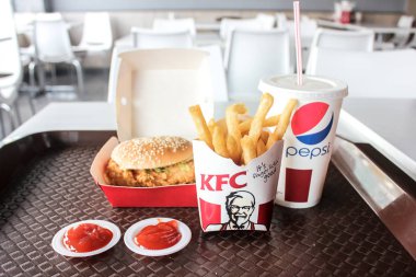 Kuala Kangsar, Malezya - 16 Kasım 2017: Zinger Combo burger kümesi Kfc Kuala Kangsar dallarında hizmet.
