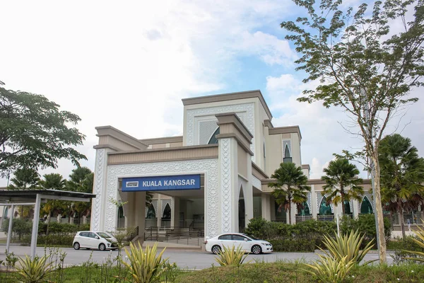 Kuala Kangsar, Malezya - 17 Kasım 2017 - Kuala Kangsar tren istasyonunda içinde küçük şehir Kuala Kangsar, Perak, Malezya gökyüzü mavi